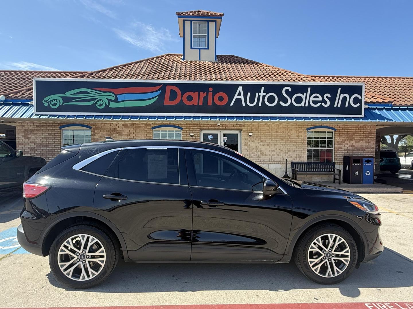 2022 Agate Black Metallic /Sandstone Ebony Ford Escape 77724 (1FMCU0H64NU) with an 1.5L L3 engine, 8-Speed Automatic transmission, located at 2401 E Main St., Grand Prairie, TX, 75050, (972) 262-4440, 32.748981, -96.969643- Photo#9