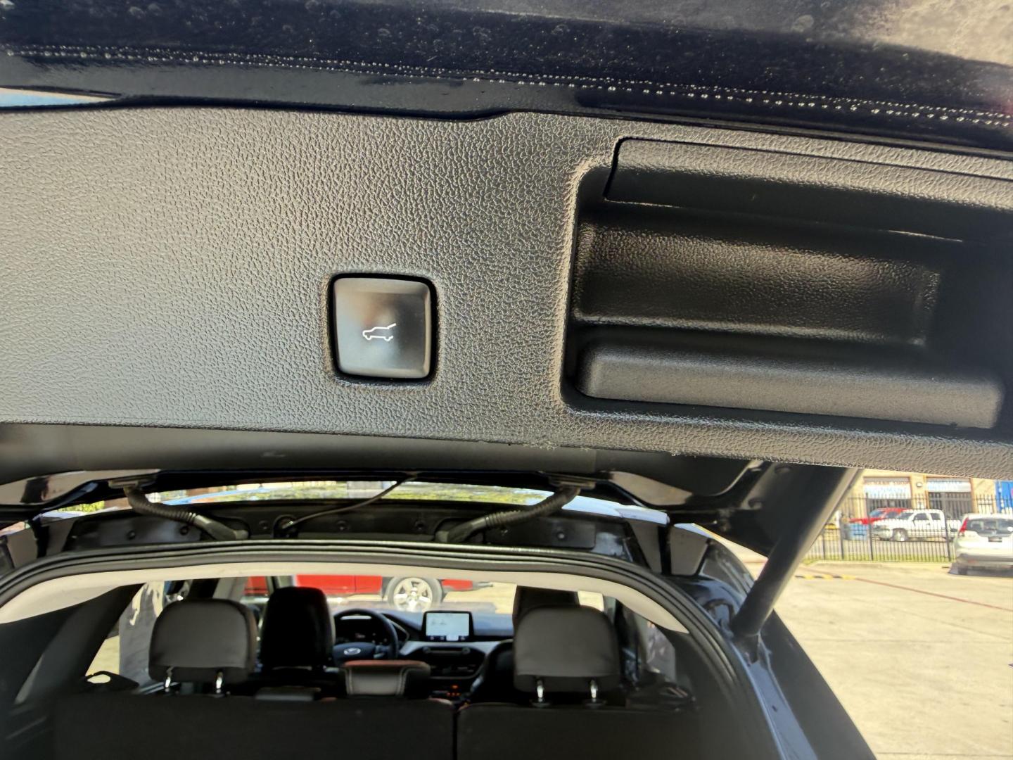 2022 Agate Black Metallic /Sandstone Ebony Ford Escape 77724 (1FMCU0H64NU) with an 1.5L L3 engine, 8-Speed Automatic transmission, located at 2401 E Main St., Grand Prairie, TX, 75050, (972) 262-4440, 32.748981, -96.969643- Photo#10