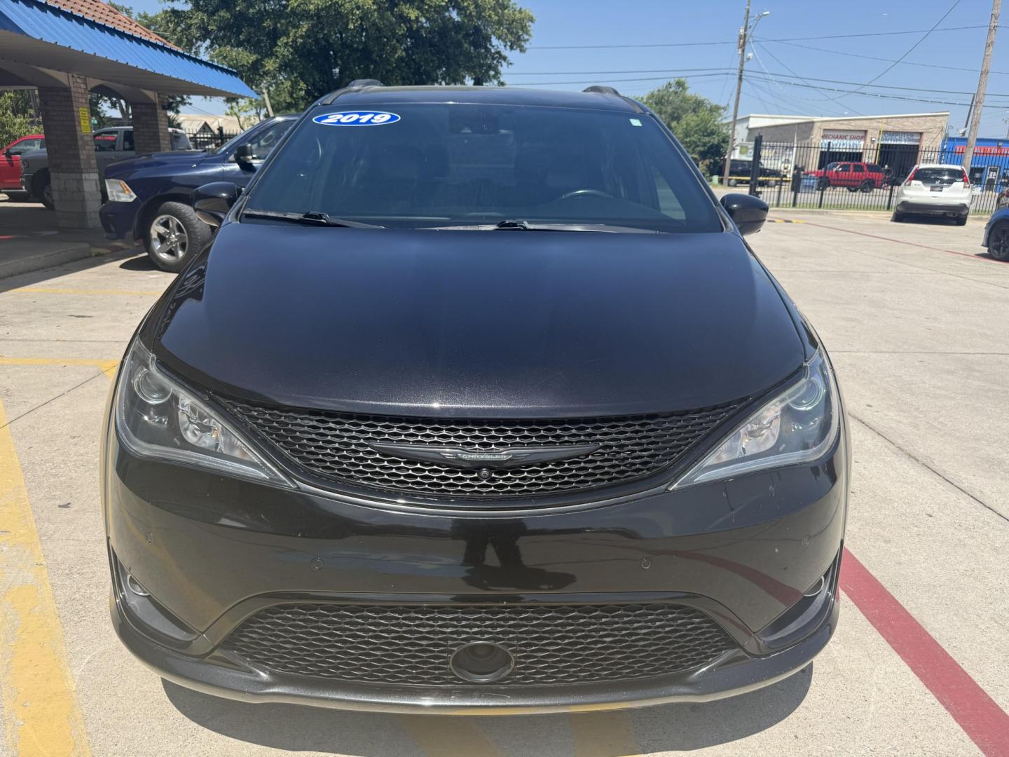 2019 Brilliant Black Crystal Pearl Coat /Black/Alloy, leather Black/Light Diesel Gray, leat Chrysler Pacifica 63940 (2C4RC1EG3KR) with an 3.6L V6 DOHC 24V engine, 9-Speed Automatic transmission, located at 2401 E Main St., Grand Prairie, TX, 75050, (972) 262-4440, 32.748981, -96.969643- Photo#3