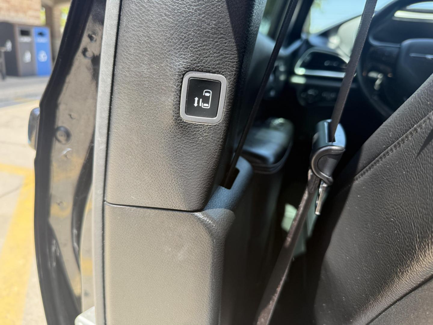 2019 Brilliant Black Crystal Pearl Coat /Black/Alloy, leather Black/Light Diesel Gray, leat Chrysler Pacifica 63940 (2C4RC1EG3KR) with an 3.6L V6 DOHC 24V engine, 9-Speed Automatic transmission, located at 2401 E Main St., Grand Prairie, TX, 75050, (972) 262-4440, 32.748981, -96.969643- Photo#4
