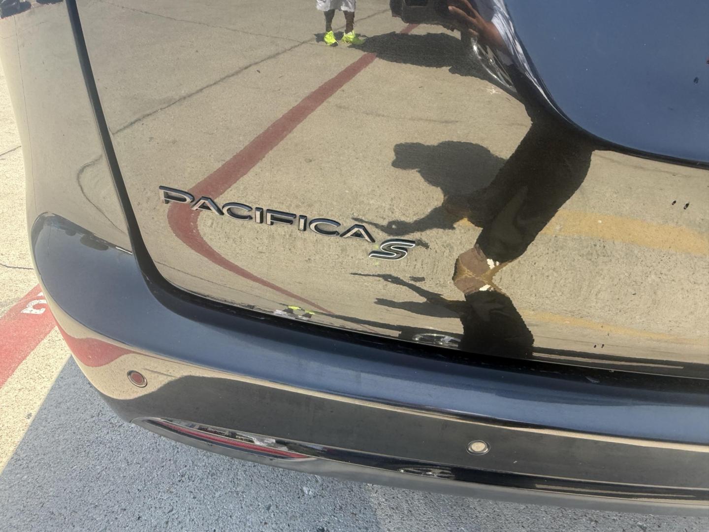 2019 Brilliant Black Crystal Pearl Coat /Black/Alloy, leather Black/Light Diesel Gray, leat Chrysler Pacifica 63940 (2C4RC1EG3KR) with an 3.6L V6 DOHC 24V engine, 9-Speed Automatic transmission, located at 2401 E Main St., Grand Prairie, TX, 75050, (972) 262-4440, 32.748981, -96.969643- Photo#8