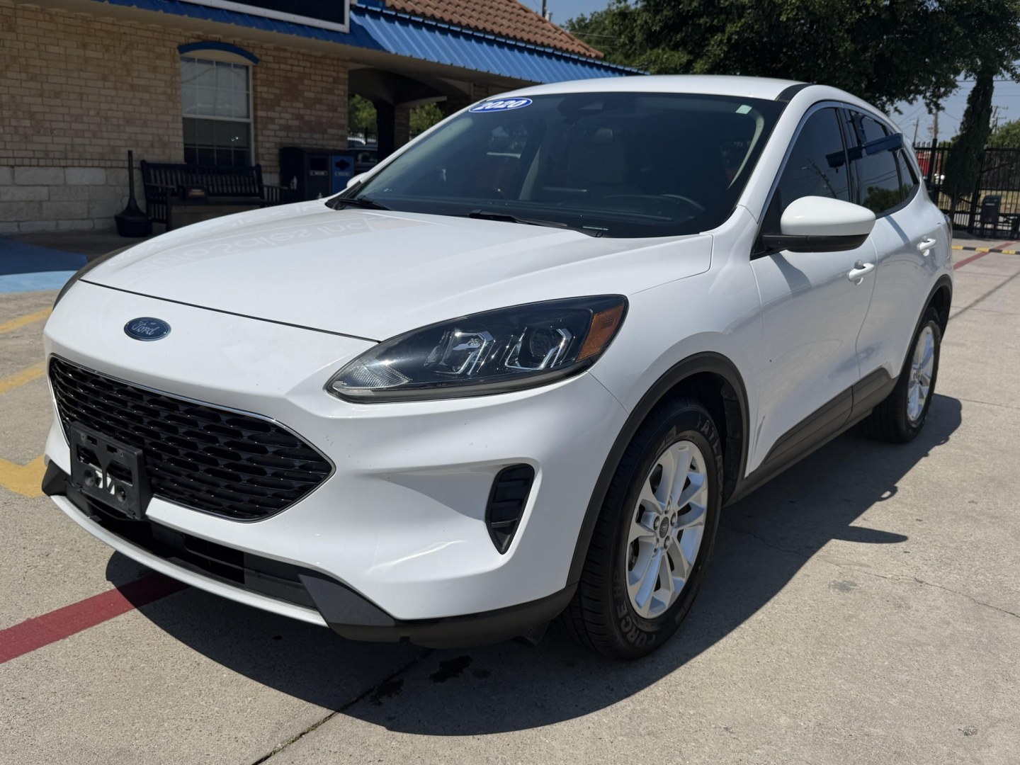 2020 Oxford White /Dark Earth Gray, premium cloth Sandstone, premium Ford Escape 70020 (1FMCU0G62LU) with an 1.5L L3 engine, 8-Speed Automatic transmission, located at 2401 E Main St., Grand Prairie, TX, 75050, (972) 262-4440, 32.748981, -96.969643- Photo#0