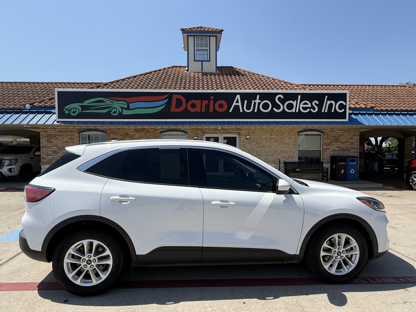 2020 Oxford White /Dark Earth Gray, premium cloth Sandstone, premium Ford Escape 70020 (1FMCU0G62LU) with an 1.5L L3 engine, 8-Speed Automatic transmission, located at 2401 E Main St., Grand Prairie, TX, 75050, (972) 262-4440, 32.748981, -96.969643- Photo#3
