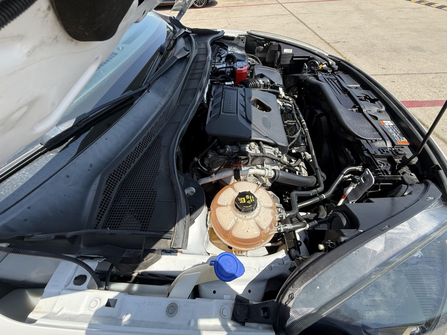 2020 Oxford White /Dark Earth Gray, premium cloth Sandstone, premium Ford Escape 70020 (1FMCU0G62LU) with an 1.5L L3 engine, 8-Speed Automatic transmission, located at 2401 E Main St., Grand Prairie, TX, 75050, (972) 262-4440, 32.748981, -96.969643- Photo#4