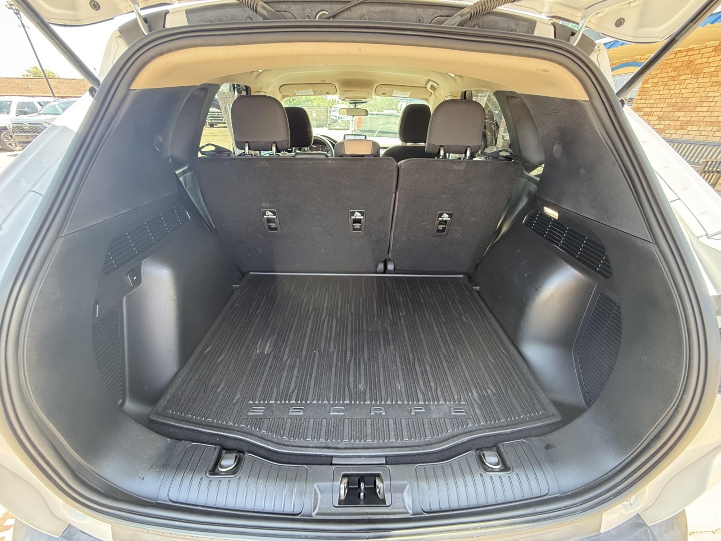 2020 Oxford White /Dark Earth Gray, premium cloth Sandstone, premium Ford Escape 70020 (1FMCU0G62LU) with an 1.5L L3 engine, 8-Speed Automatic transmission, located at 2401 E Main St., Grand Prairie, TX, 75050, (972) 262-4440, 32.748981, -96.969643- Photo#5