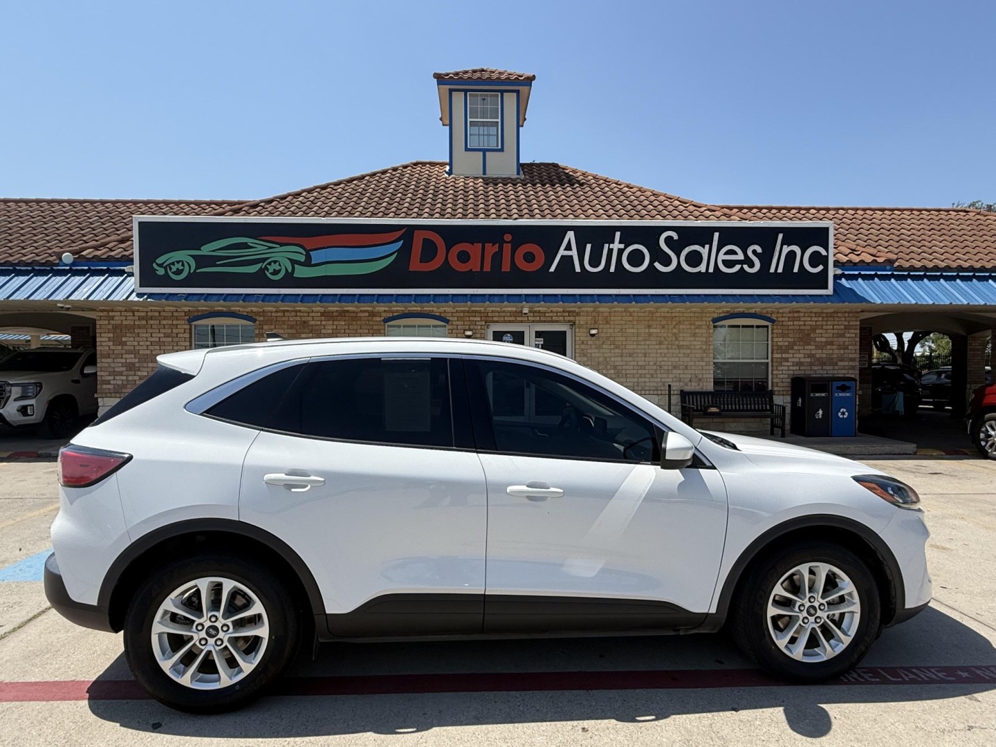 2020 Oxford White /Dark Earth Gray, premium cloth Sandstone, premium Ford Escape 70020 (1FMCU0G62LU) with an 1.5L L3 engine, 8-Speed Automatic transmission, located at 2401 E Main St., Grand Prairie, TX, 75050, (972) 262-4440, 32.748981, -96.969643- Photo#7