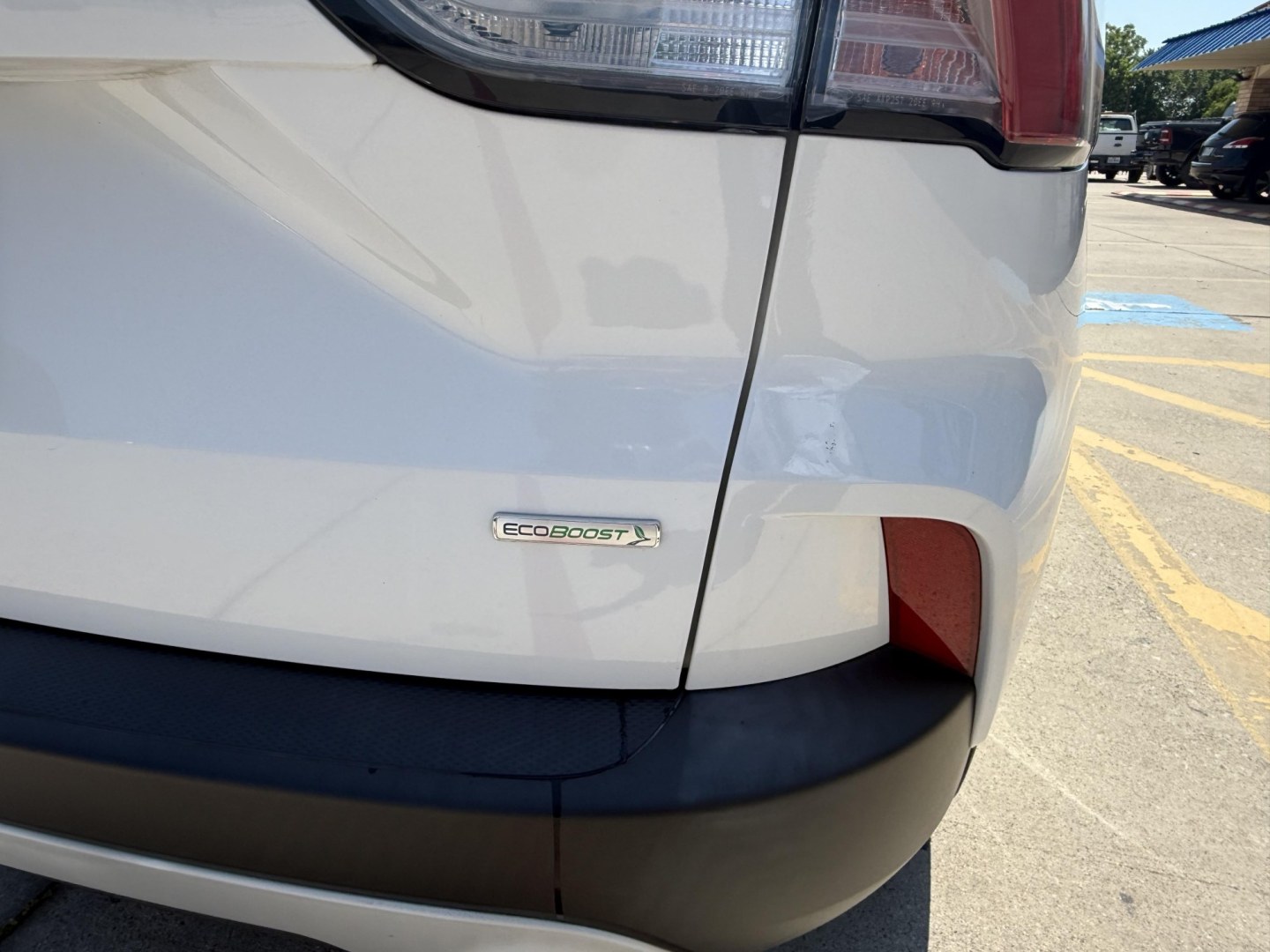 2020 Oxford White /Dark Earth Gray, premium cloth Sandstone, premium Ford Escape 70020 (1FMCU0G62LU) with an 1.5L L3 engine, 8-Speed Automatic transmission, located at 2401 E Main St., Grand Prairie, TX, 75050, (972) 262-4440, 32.748981, -96.969643- Photo#11