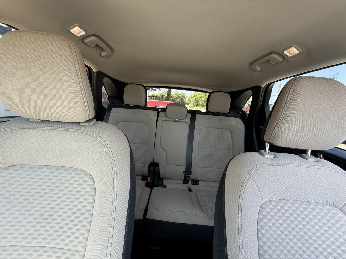 2020 Oxford White /Dark Earth Gray, premium cloth Sandstone, premium Ford Escape 70020 (1FMCU0G62LU) with an 1.5L L3 engine, 8-Speed Automatic transmission, located at 2401 E Main St., Grand Prairie, TX, 75050, (972) 262-4440, 32.748981, -96.969643- Photo#12