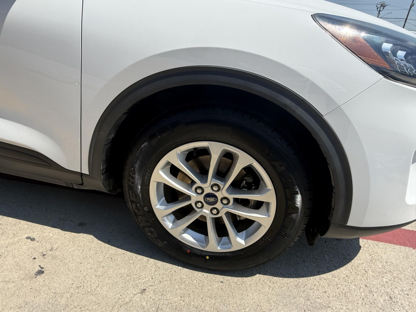 2020 Oxford White /Dark Earth Gray, premium cloth Sandstone, premium Ford Escape 70020 (1FMCU0G62LU) with an 1.5L L3 engine, 8-Speed Automatic transmission, located at 2401 E Main St., Grand Prairie, TX, 75050, (972) 262-4440, 32.748981, -96.969643- Photo#13