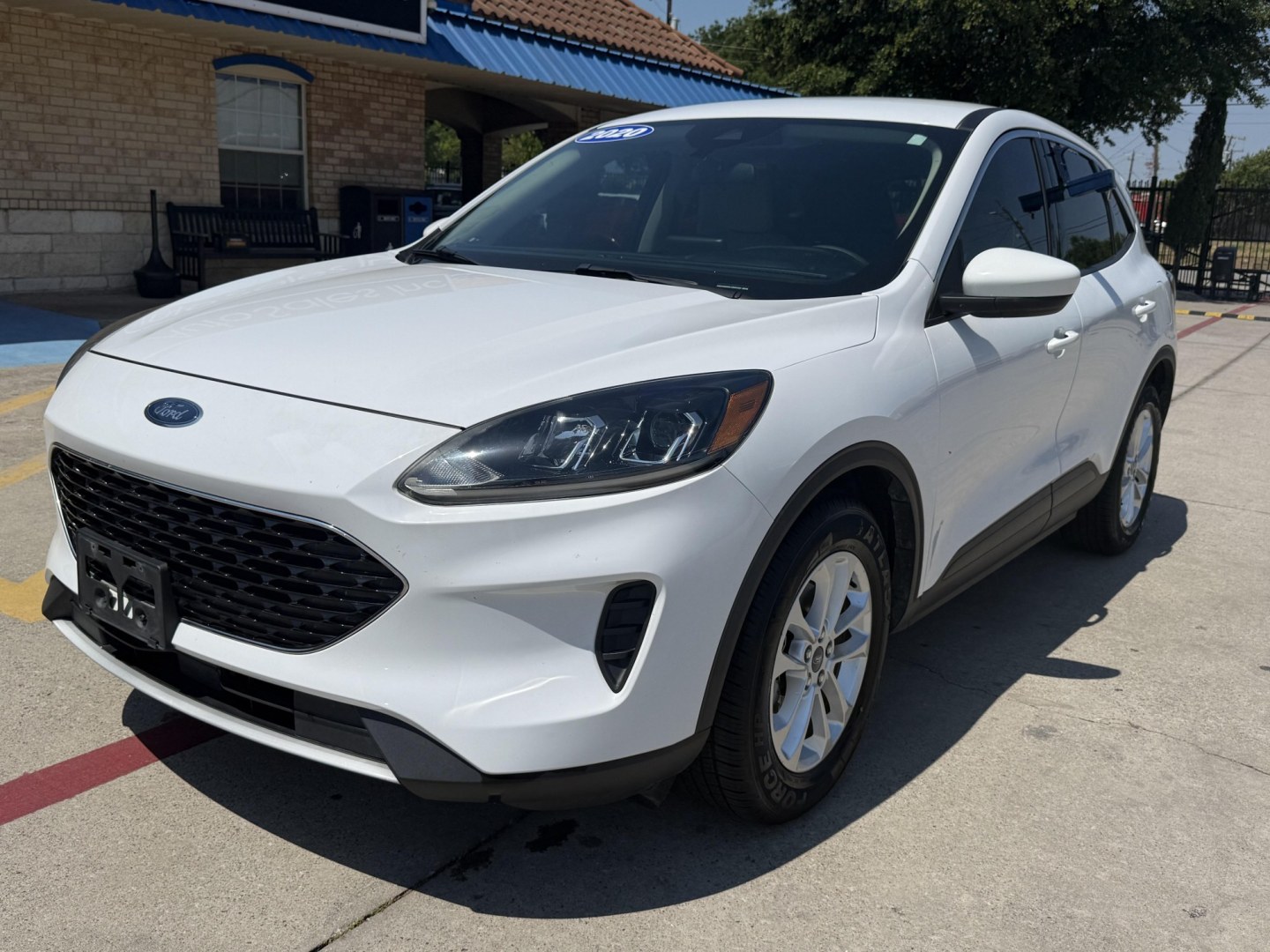 2020 Oxford White /Dark Earth Gray, premium cloth Sandstone, premium Ford Escape 70020 (1FMCU0G62LU) with an 1.5L L3 engine, 8-Speed Automatic transmission, located at 2401 E Main St., Grand Prairie, TX, 75050, (972) 262-4440, 32.748981, -96.969643- Photo#14
