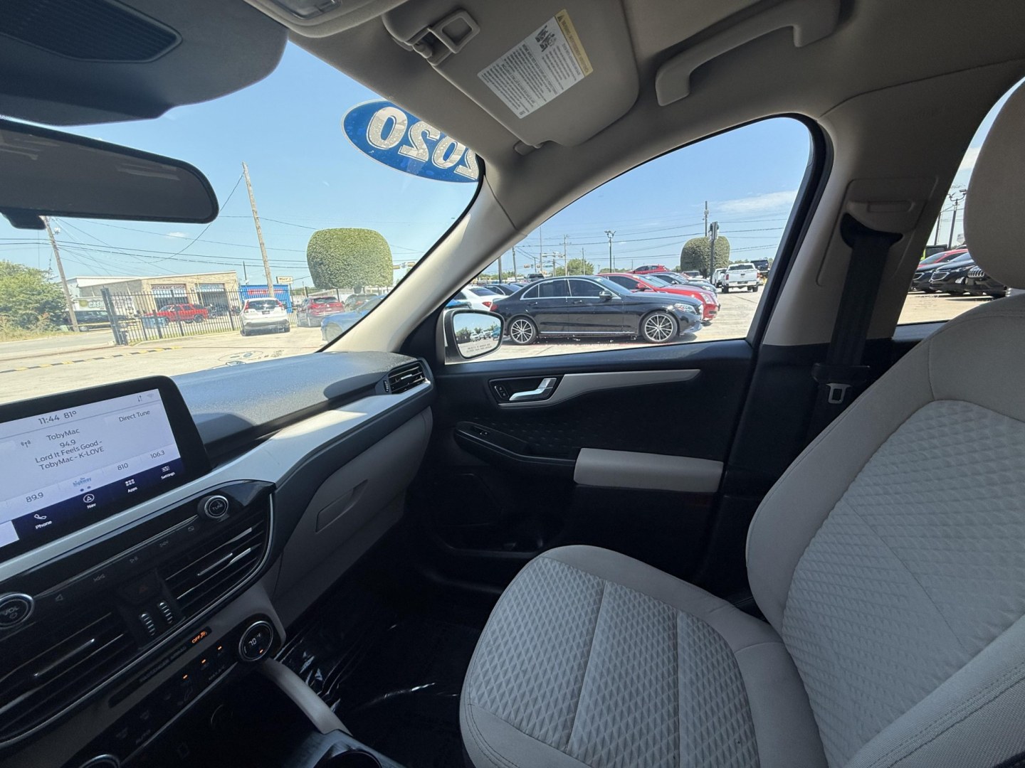 2020 Oxford White /Dark Earth Gray, premium cloth Sandstone, premium Ford Escape 70020 (1FMCU0G62LU) with an 1.5L L3 engine, 8-Speed Automatic transmission, located at 2401 E Main St., Grand Prairie, TX, 75050, (972) 262-4440, 32.748981, -96.969643- Photo#18