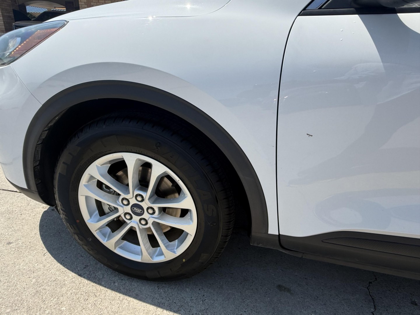 2020 Oxford White /Dark Earth Gray, premium cloth Sandstone, premium Ford Escape 70020 (1FMCU0G62LU) with an 1.5L L3 engine, 8-Speed Automatic transmission, located at 2401 E Main St., Grand Prairie, TX, 75050, (972) 262-4440, 32.748981, -96.969643- Photo#19