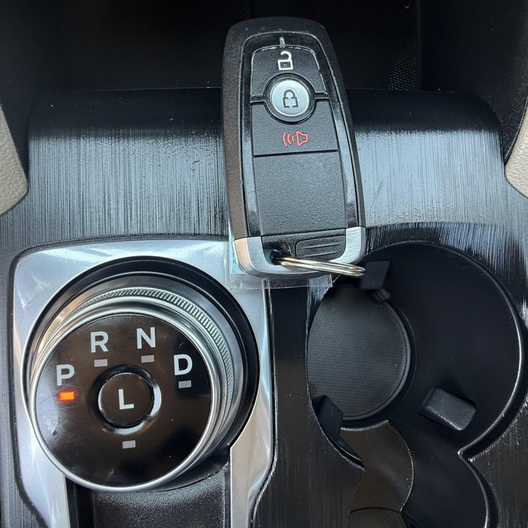 2020 Oxford White /Dark Earth Gray, premium cloth Sandstone, premium Ford Escape 70020 (1FMCU0G62LU) with an 1.5L L3 engine, 8-Speed Automatic transmission, located at 2401 E Main St., Grand Prairie, TX, 75050, (972) 262-4440, 32.748981, -96.969643- Photo#21