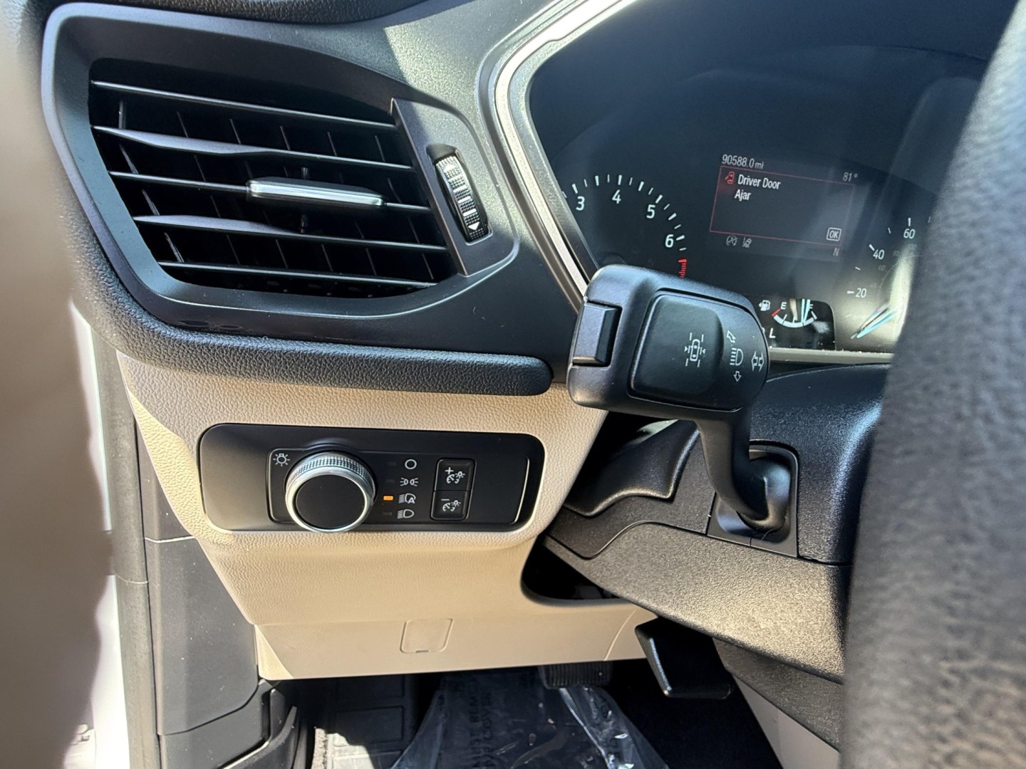 2020 Oxford White /Dark Earth Gray, premium cloth Sandstone, premium Ford Escape 70020 (1FMCU0G62LU) with an 1.5L L3 engine, 8-Speed Automatic transmission, located at 2401 E Main St., Grand Prairie, TX, 75050, (972) 262-4440, 32.748981, -96.969643- Photo#22