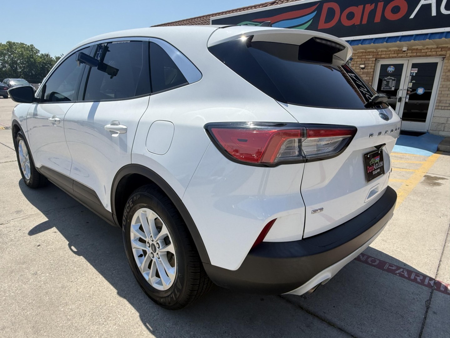 2020 Oxford White /Dark Earth Gray, premium cloth Sandstone, premium Ford Escape 70020 (1FMCU0G62LU) with an 1.5L L3 engine, 8-Speed Automatic transmission, located at 2401 E Main St., Grand Prairie, TX, 75050, (972) 262-4440, 32.748981, -96.969643- Photo#24