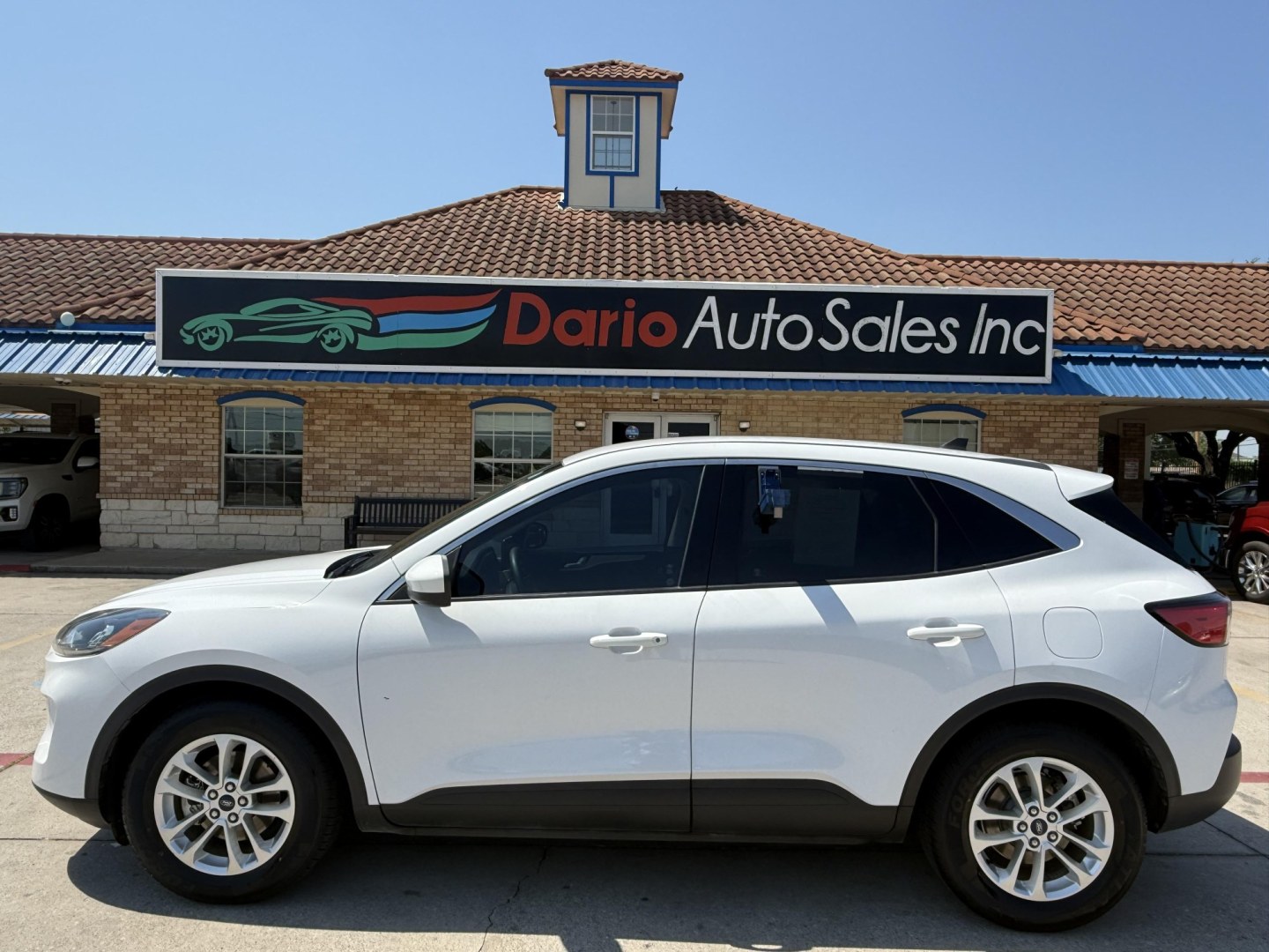 2020 Oxford White /Dark Earth Gray, premium cloth Sandstone, premium Ford Escape 70020 (1FMCU0G62LU) with an 1.5L L3 engine, 8-Speed Automatic transmission, located at 2401 E Main St., Grand Prairie, TX, 75050, (972) 262-4440, 32.748981, -96.969643- Photo#25
