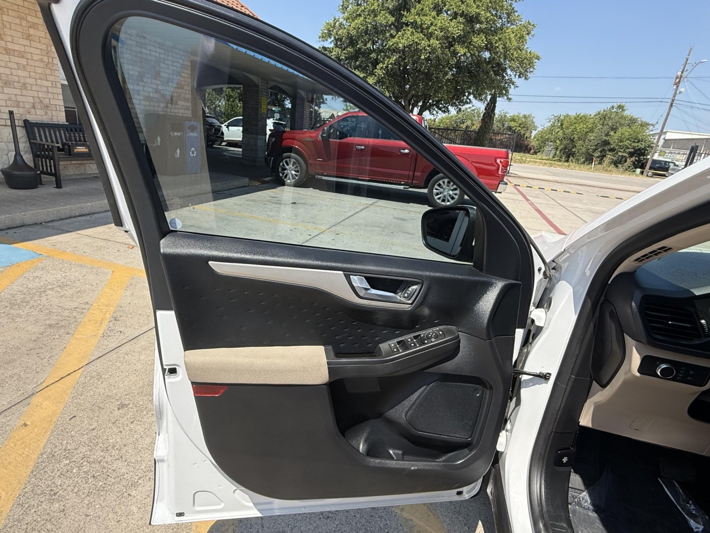 2020 Oxford White /Dark Earth Gray, premium cloth Sandstone, premium Ford Escape 70020 (1FMCU0G62LU) with an 1.5L L3 engine, 8-Speed Automatic transmission, located at 2401 E Main St., Grand Prairie, TX, 75050, (972) 262-4440, 32.748981, -96.969643- Photo#28