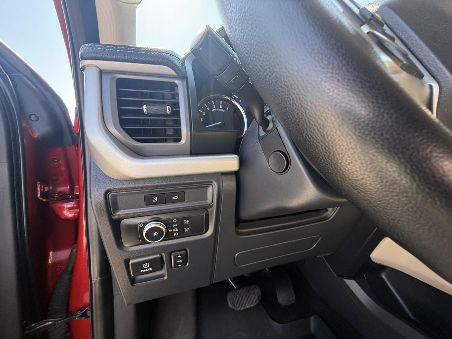 2022 Rapid Red Metallic Tinted Clearcoat /Black Onyx Sandstone Ford Expedition 78357 (1FMJK1JT0NE) with an 3.5L V6 DOHC 24V FFV engine, 6-Speed Automatic transmission, located at 2401 E Main St., Grand Prairie, TX, 75050, (972) 262-4440, 32.748981, -96.969643- Photo#20