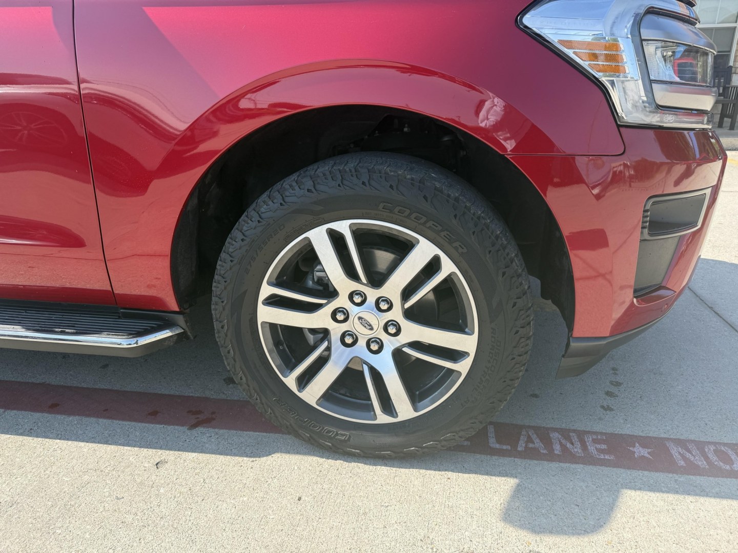2022 Rapid Red Metallic Tinted Clearcoat /Black Onyx Sandstone Ford Expedition 78357 (1FMJK1JT0NE) with an 3.5L V6 DOHC 24V FFV engine, 6-Speed Automatic transmission, located at 2401 E Main St., Grand Prairie, TX, 75050, (972) 262-4440, 32.748981, -96.969643- Photo#33