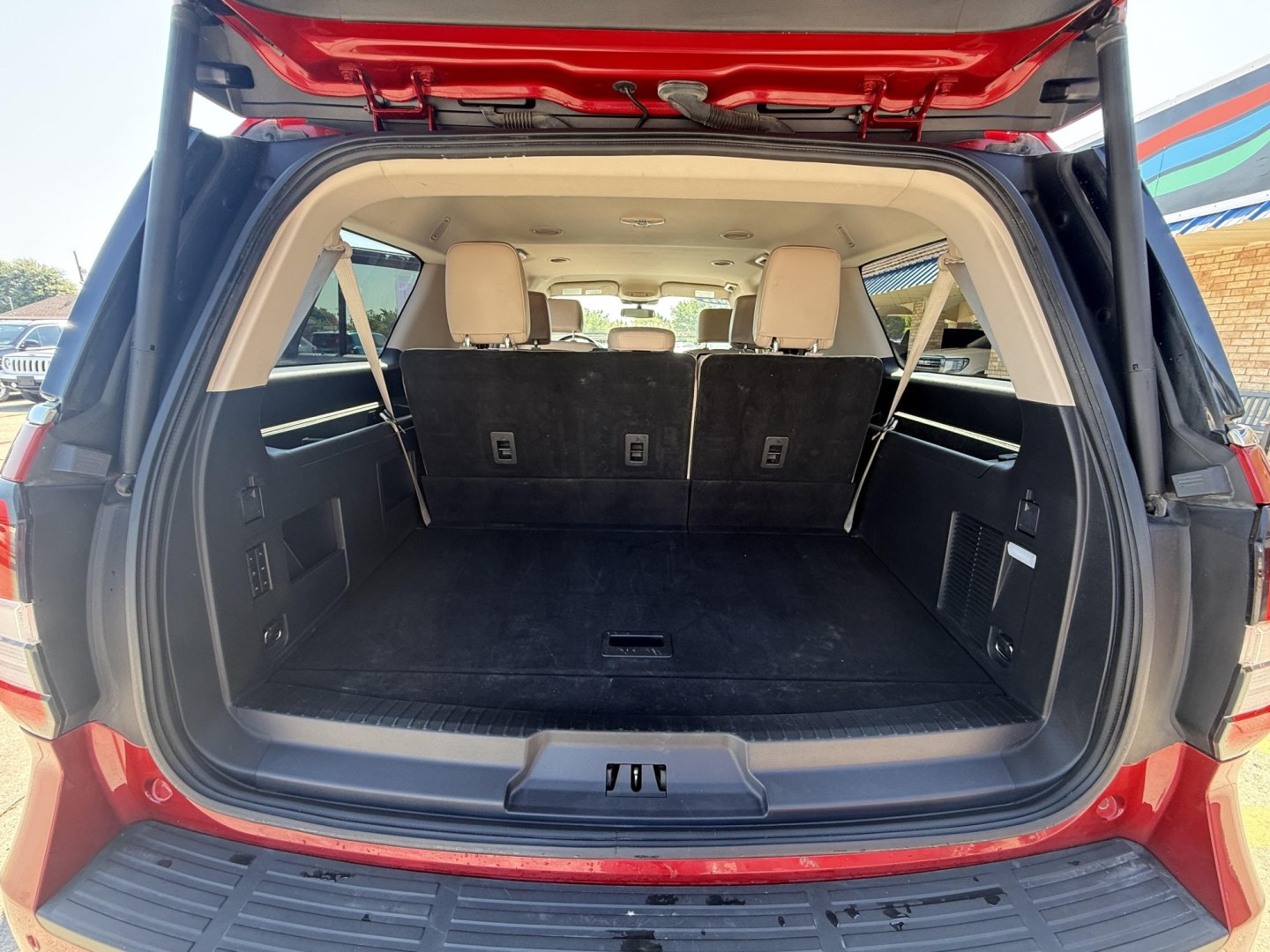 2022 Rapid Red Metallic Tinted Clearcoat /Black Onyx Sandstone Ford Expedition 78357 (1FMJK1JT0NE) with an 3.5L V6 DOHC 24V FFV engine, 6-Speed Automatic transmission, located at 2401 E Main St., Grand Prairie, TX, 75050, (972) 262-4440, 32.748981, -96.969643- Photo#37