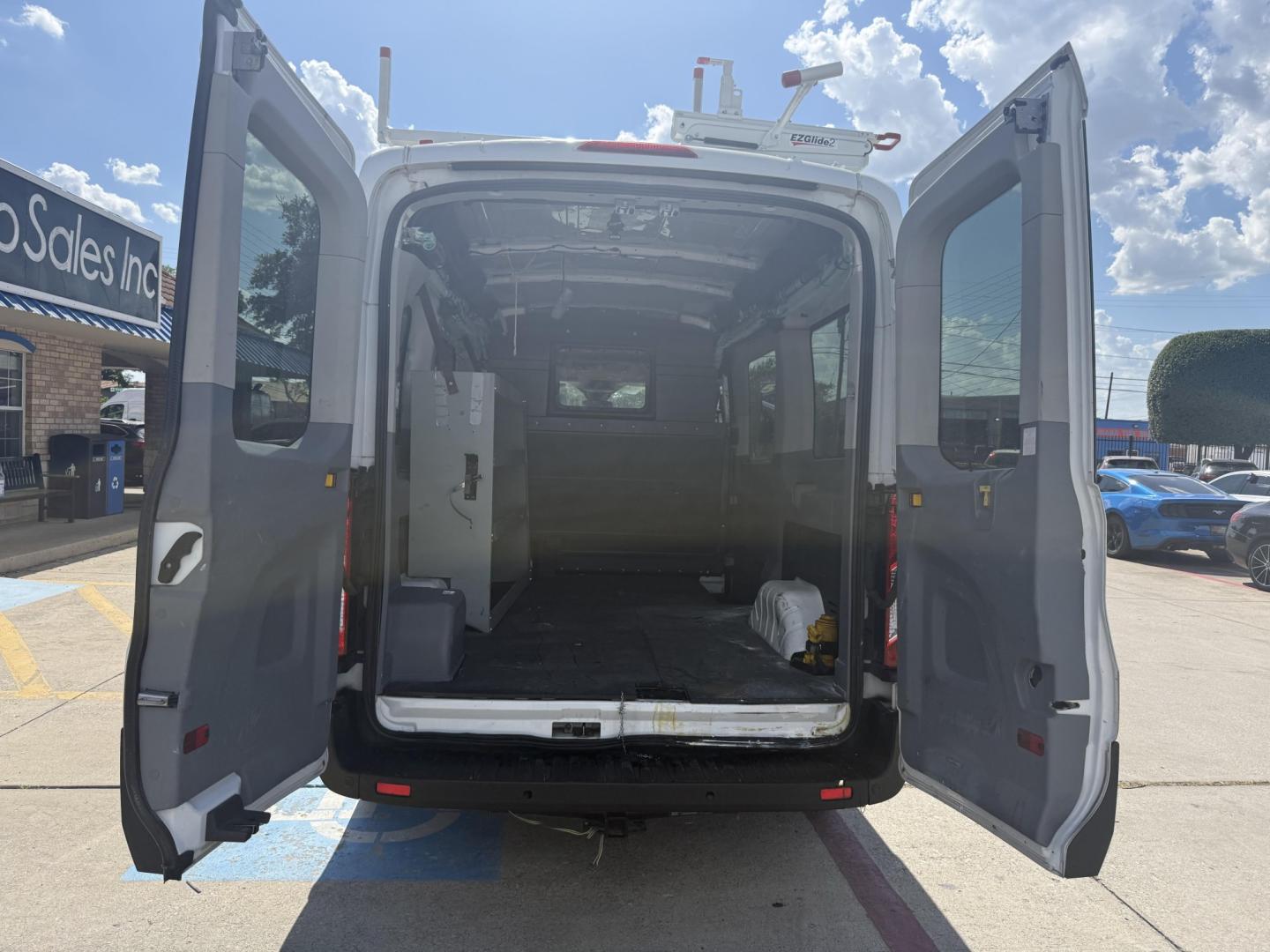 2015 Oxford White /Charcoal Pewter Pewter Ford Transit 49474 (1FDZK1CM6FK) with an 3.7L V6 DOHC 24V engine, 6-Speed Automatic transmission, located at 2401 E Main St., Grand Prairie, TX, 75050, (972) 262-4440, 32.748981, -96.969643- Photo#19