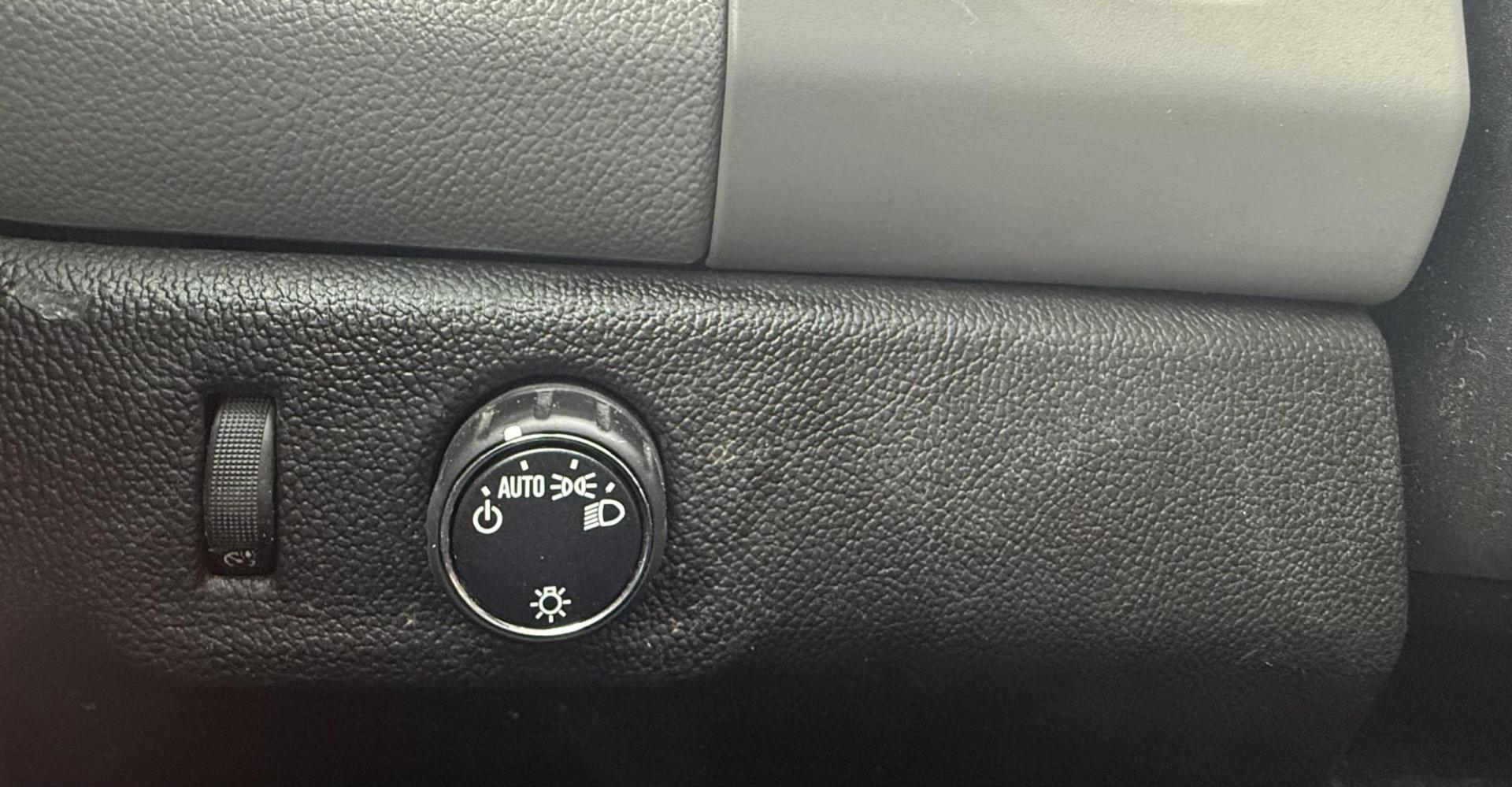 2016 Summit White /Jet Black/Dark Ash, cloth Jet Black/Dark Ash, viny Chevrolet Colorado 53581 (1GCHSBEA0G1) with an 2.5L L4 DOHC 16V GAS engine, 6-Speed Automatic transmission, located at 2401 E Main St., Grand Prairie, TX, 75050, (972) 262-4440, 32.748981, -96.969643- Photo#14