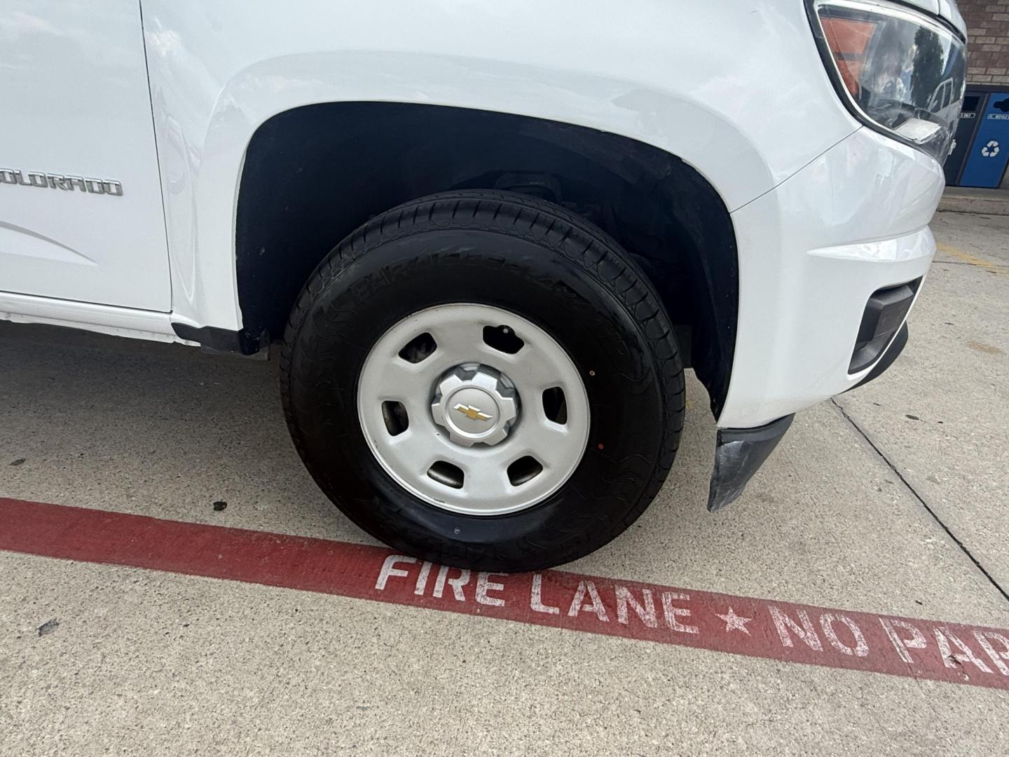 2016 Summit White /Jet Black/Dark Ash, cloth Jet Black/Dark Ash, viny Chevrolet Colorado 53581 (1GCHSBEA0G1) with an 2.5L L4 DOHC 16V GAS engine, 6-Speed Automatic transmission, located at 2401 E Main St., Grand Prairie, TX, 75050, (972) 262-4440, 32.748981, -96.969643- Photo#18